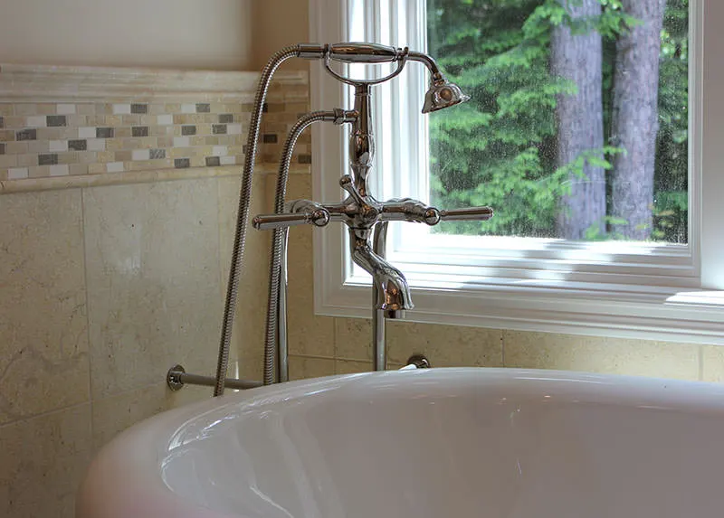 Tub filler and claw foot bathtub