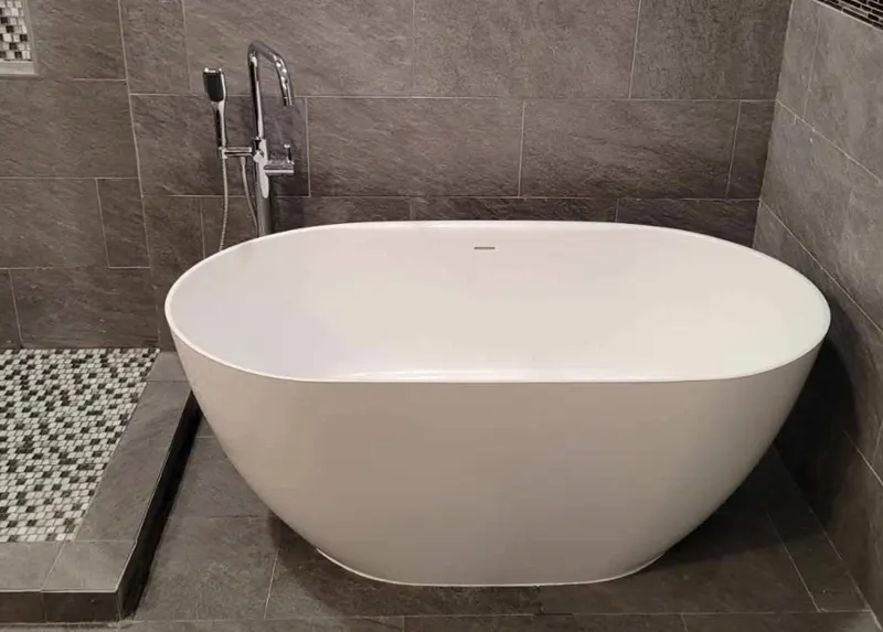 Modern freestanding bathtub