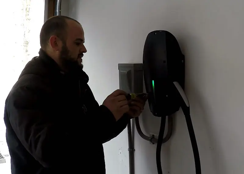 Tesla wall connector charger installatiom